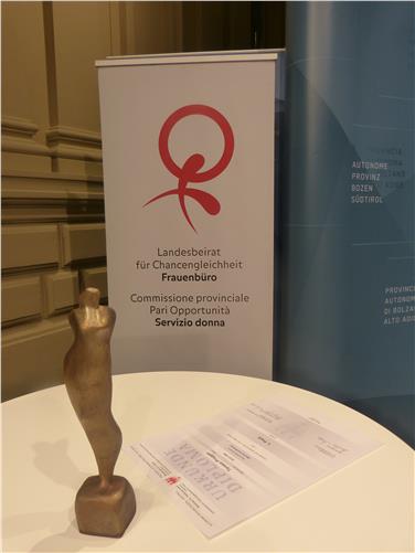 Den „Wanderpokal“ gestaltete die Südtiroler Künstlerin Sieglinde Tatz Borgogno im Auftag des Beirates für Chancengleichheit. Foto: LPA