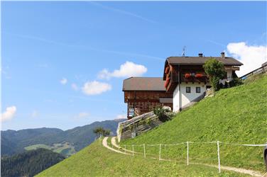 Exponierte Lage: Das Projekt der neuen Bebauung der Hofstelle in St. Martin in Thurn wird vom Landesbeirat für Baukultur und Landschaft begleitet. Foto: LPA/Pecher