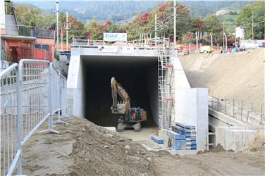 Knackpunkt beim Bau des Mittelanschlusses in Brixen: Ein vorgefertigter Tunnel wird in Präzisonsarbeit unter die Bahnlinie geschoben (FOTO: LPA/Roman Clara)