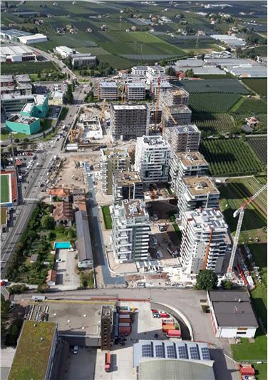 In 35 Gemeinden sollen 129 neue Sozialwohnungen entstehen, besonders berücksichtigt werden Gemeinden mit Wohnungsnot, im Bild die neue Wohnbauzone Grieser Auen in Bozen - Foto: LPA/Marco Vegni