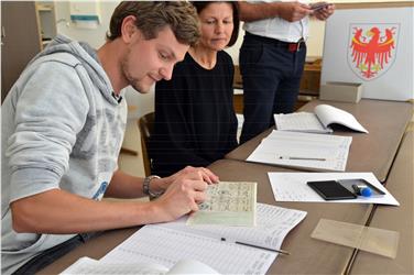 In 495 Wahlsektionen (im Bild Aldein) sind heute 2549 Wahlhelferinnen und Wahlhelfer von 7 bis 21 Uhr tätig. Foto: LPA/Peter Daldos