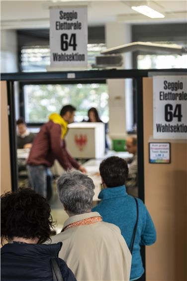 Die Wahllokale (im Bild eines in der Landeshauptstadt Bozen) in den 495 Wahlsektionen wurden um 21 Uhr geschlossen; direkt im Anschluss wurde mit der Stimmenauszählung begonnen. Foto: LPA/Ivo Corrà