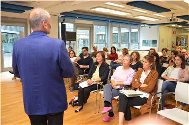 Adolf Engl, Präsident des Institutsrates für die Sonderausbildung in Allgemeinmedizin, beim Ausbildungstreffen der 16 angehenden Hausärtze vergangene Woche in Bozen.