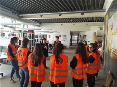 Einblick in ein technisches Arbeitsumfeld erhielten Mädchen gestern bei Stahlbau Pichler - Foto: LPA/Verena Buratti