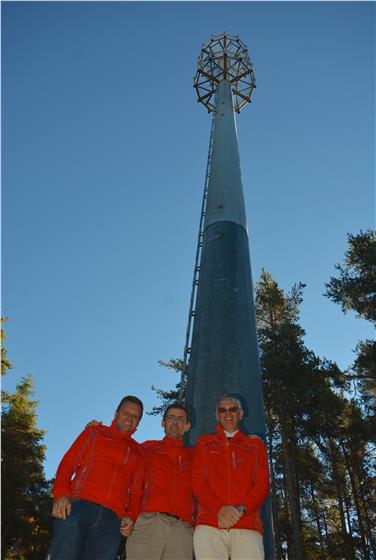 Der im Bau befindliche Senderstandort in Lajen, im Bild auch RAS-Direktor Georg Plattner, RAS-Präsident Peter Silbernagl und der technische Direktor Johann Silbernagl - Foto: LPA/RAS