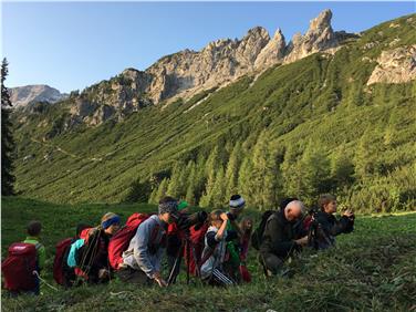 Die sieben Südtiroler Naturparke setzen stark auf Umweltbildung: Im Bild angehende Junior Ranger auf Beobachtung in der Natur. Foto: LPA/Landesamt für Naturparke