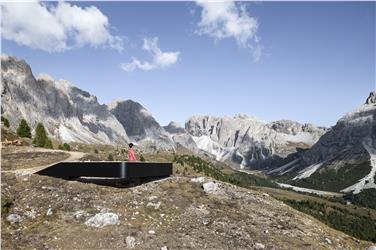 Überwältigender Blick auf die Berge: Die neue Dolomiten UNESCO Welterbeterrasse Mastlé - St. Christina Gröden. Foto: LPA/Oliver Jaist