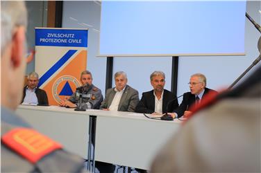 Bei einer Pressekonferenz in der Aula Zivilschutz wurde Bilanz gezogen (v.re.); Regierungskommissär Cusumano, Landesrat Schuler, Landesrat Mussner, Feuerwehrpräsident Gapp, Zivilschutzchef Pollinger. Foto: LPA/Maja Clara