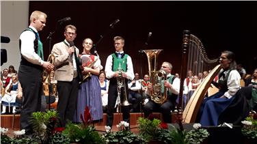 Familie Wallnöfer hat den Herma Haselsteiner Preis für besonders vorbildhaftes Musizieren gewonnen – im Bild mit Moderator Peter Kostner - Foto: LPA/Gernot Niederfriniger