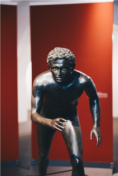 Die Statue des Läufers aus dem archäologischen Museum Neapel ist auch noch in den kommenden Tagen im Zentrum Trevi zu sehen - Foto: LPA/Di Curti