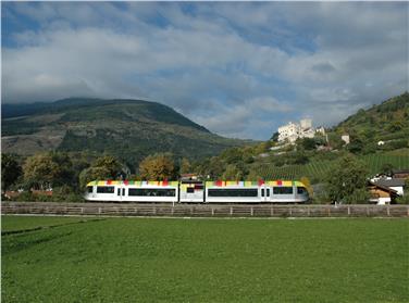 Die Vinschger Bahn bleibt wegen Aufräum- und Sicherungsarbeiten zwischen Naturns und Latsch weiterhin unterbrochen - Foto: LPA