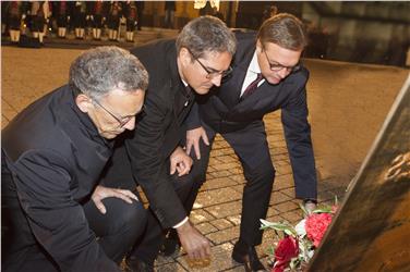 LH Arno Kompatscher, LH Günther Platter und Giuseppe Zorzi (Trentino) bei der Kranzniederlegung im Rahmen der Denktage in Innsbruck. Foto: Land Tirol/Die Fotografen