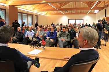 Leitlinien werden erstellt: Landeshauptmann Kompatscher und Landesrat Schuler bei der Versammlung mit Waldbesitzern und Behördenvertretern in der Forstschule Latemar. Foto: LPA/Maja Clara