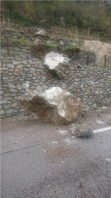 Insgesamt 150 Kubikmeter Gestein sind durch eine kontrollierte Sprengung auf der Vinschgauer Staatsstraße bei der Latschander zu Tal gedonnert (Foto: LPA/Abteilung Straßendienst)