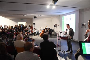 André Comploi, der Pressechef der Wiener Staatsoper, ist der Autor des neuen Liederbuches, das er heute in St. Martin in Thurn vorgestellt hat (Foto: LPA/Micurá de Rü)