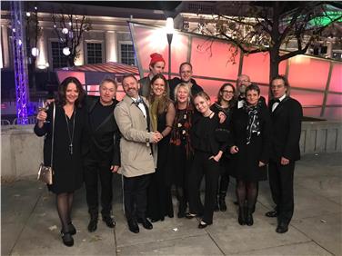 Freuten sich über die Auszeichnung: VBB-Intendantin Irene Girkinger mit Ensemble- und Produktionsteam sowie dem Intendanten des Stadttheaters, Florian Scholz