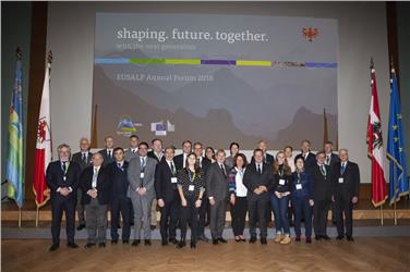 LH Kompatscher (12.v.l.) beim Jahresforum der EUSALP mit Kommissar Hahn (14.v.l.) und LH Platter (17.v.l.) - Foto: Land Tirol