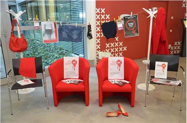 Im Foyer des Landhauses 12 in Bozen wurden vier rote Stühle aufgestellt, die im Rahmen der Kampagne "Besetzter Platz" die Orte angeben, an denen sich die vier 2018 getöteten Frauen befunden hätten - Foto: LPA