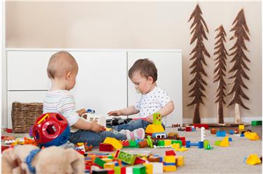 In einer Spielgruppe treffen sich Kleinkinder zum stundenweisen Spielen ohne Eltern, aber mit fachkundiger Betreuung. Foto: Familienagentur/Ingrid Heiss