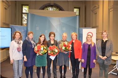 Die heutige Preisverleihung mit v. l. Edith Ploner, Judith Gögele, Anna Frei, Esther Redolfi Widmann, Caroline Irschara, Martha Stocker, Ulrike Oberhammer, Evelyn Gruber-Fischnaller - Foto: Frauenbüro/Nicole Abler