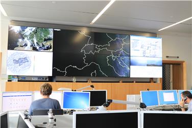 Wetter im Blick: Meteorologen Dieter Peterlin (li.) und Günther Geier vom Landeswetterdienst im Zivilschutzzentrum in Bozen. Foto: LPA/Maja Clara