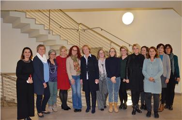 V.l.: Astrid Pichler, Antonia Egger Mair, Doris Goller, Hannelore Insam, Monica Murari, Landesrätin Martha Stocker, Ida Lanbacher, Marlene Rinner, Margareth Fink, Michela Morandini, Magdalena Janka, Franca Toffol, Martha Stecher, Verena Buratti