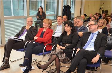 Gruppenfoto mit Landesrätin Martha Stocker am Ende der Pressekonferenz zur Präsentation des Chronic Care Masterplan - Foto: LPA/Anne Savio