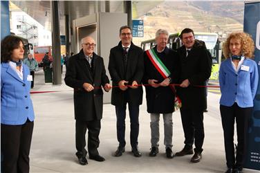 Haben den Bozner Busbahnhof seiner Bestimmung übergeben (v.l.): Dekan Bernhard Holzer, Landeshauptmann Arno Kompatscher, Bürgermeister Renzo Caramaschi und STA-Präsident Martin Ausserdorfer (Foto: LPA/rc)