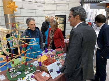 20 Südtiroler Sozialwerkstätten bieten heute ihre Produkte im Landhaus 1 und im Landhaus 2 an; auch der Landeshauptmann stattete den Ausstellern einen Besuch ab. Foto: LPA/ Annamaria Savio