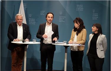 Bei der heutigen Vorstellung des Integrationsberichtes (v.l.): Heiner Oberrauch, LR Achammer, Janah Maria Andreis und Roberta Medda. Foto: LPA/Ingo Dejaco