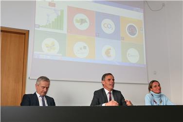 "Wir müssen alle an einem Strang ziehen, damit das KlimaLand Südtirol Wirklichkeit werden kann": Umweltlandesrat Richard Theiner (Mi.) mit Ulrich Santa (KlimaHaus-Agentur) und Irene Senfter (Ökoinstitut) bei der Pressekonferenz.