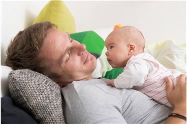 Das Landesfamiliengeld+ wird zu einer Regelleistung, mit der Familien unterstützt werden, in denen beide Elternteile Erziehungsarbeiten übernehmen. Foto: Familienagentur/Ingrid Heiss