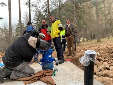 In Altrei wird auf Hochtouren an einer provisorischen Trinkwasserleitung gearbeitet, um die Wasserversorgung nach den Unwettern vom Oktober wieder zu verbessern. Foto: LPA/sf