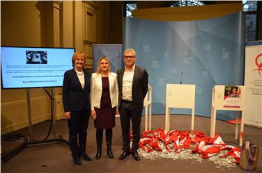 Landesrätin für Chancengleichheit, Martha Stocker, Präsidentin des Landesbeirates für Chancengleichheit, Ulrike Oberhammer und Andreas Schatzer, Präsident des Gemeindeverbandes bei der heutigen Bekanntgabe der Spendensumme.