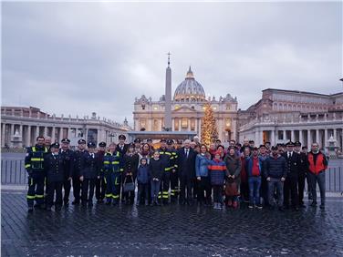 An die 50 waren aus Südtirol zur Papst-Audienz gekommen, Vertreter der Agentur für Bevölkerungsschutz, des Weißen und Roten Kreuzes, der Berufsfeuerwehr und der Freiwilligen Feuerwehr. Foto: LPA