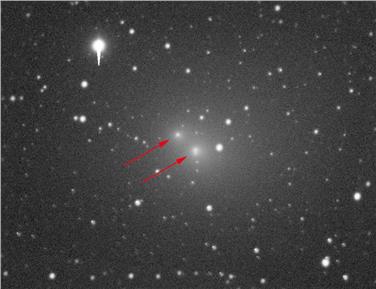 Dieses Bild ist eine Überlagerung einer Aufnahme aus Indien und einer aus Bruneck. Alle Sterne decken sich, lediglich der Komet erscheint verschoben (rote Pfeile) - Foto: LPA/Christoph Wiedemair