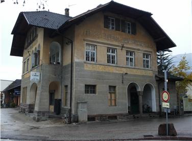 Den ehemaligen Bahnhof der Fleimstaler Bahn kann die Gemeinde Auer nun für kulturelle Zwecke nutzen (FOTO: Marktgemeinde Auer)