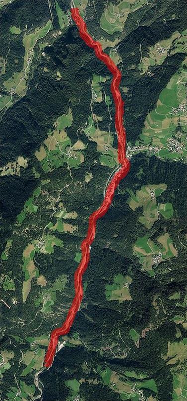 Die neue unterirdische Stromleitung im Gadertal (im Bild die Trasse) wird 5,5 Kilometer Freileitung samt 61 Gittermasten und einer Masttransformatorstation ersetzen. Foto: Landesamt für Landesplanung