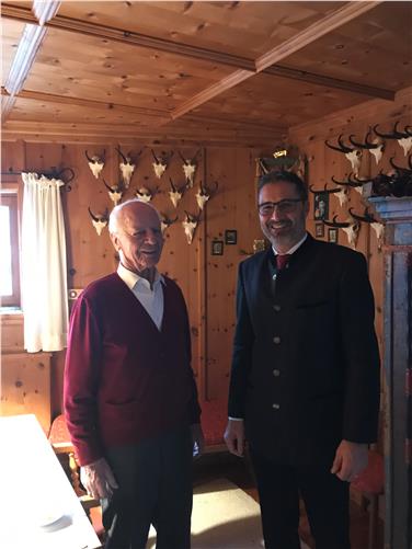 Seine Glückwünsche zum 90. Geburtstag hat Landeshauptmann Arno Kompatscher dem Tiroler Altlandeshauptmann Alois Partl (links im Bild) heute persönlich ausgesprochen. Foto: LPA