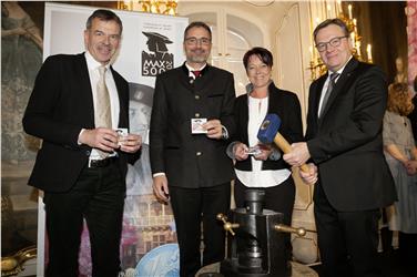 Prägung der Maximilian-Gedenkmünze (v.li.): Innsbrucks Bürgermeister Georg Willi, Südtiroler Landeshauptmann Kompatscher, Tiroler Landtagspräsidentin Sonja Ledl-Rossmann, Tirols LH Platter. Foto: Land Tirol/Die Fotografen