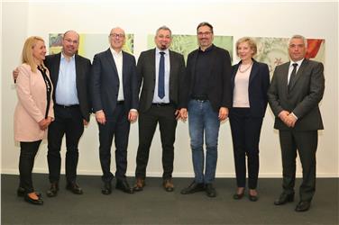 Die scheidende Regionalregierung mit (v.l.) Sigrid Möltner, Regionalassessor Detomas, Vizepräsident Rossi, Generalsekretär Steiner, Präsident Kompatscher, Assessorin Plotegher und Assessor Noggler - Foto: LPA/rc