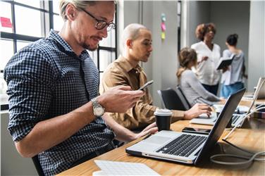 Jungunternehmer bei der Arbeit (FOTO: Unsplash)