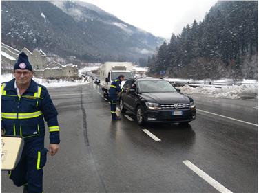 Auskünfte, Brote, Getränke für die stundenlang im Stau stehenden Autofahrer; im Bild am westlichen Ende des Pustertales bei der Mühlbacher Klause. Foto: LPA/Agentur für Bevölkerungsschutz