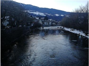 Die Abfischung (im Bild) im Eisack in Brixen ist abgeschlossen, nun laufen die Verbauungsarbeiten an. Foto: LPA/Amt für Widlbach- und Lawinenverbauung Nord