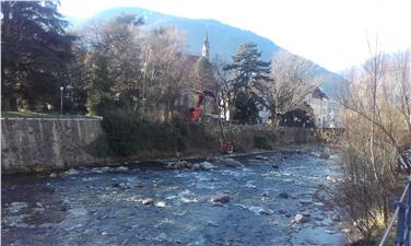 Uferpflegearbeiten sind ein wesentlicher Teil des Hochwasserschutzes; das Bild zeigt einen Abschnitt der Mauer entlang der Passer in Meran. LPA/Amt für Wildbach- und Lawinenverbauung West