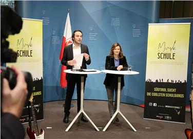 Landesrat Achammer und Landesschuldirektorin Falkensteiner bei der heutigen Vorstellung von "Musik macht Schule" - Foto: LPA/Peter Natter