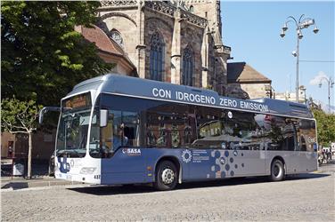 Möglichst viele Batterie- und Wasserstofffahrzeuge (im Bild ein wasserstoffbetriebener Bus in Bozen) sieht das EU-Projekt LIFE vor. Foto: LPA