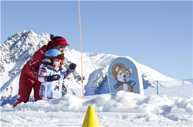 Eine Skilehrerin mit einer kleinen Skifahrerin Foto: LPA/Alex Filz