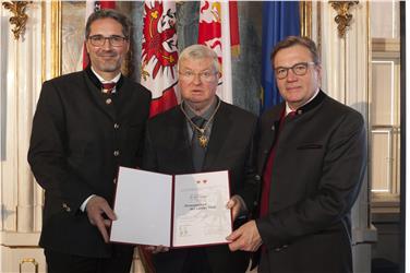 Mit dem Ehrenzeichen des Landes Tirol ausgezeichnet: Kunsthistoriker Karl Gruber mit Landeshauptmann Komaptscher (li.) und Landeshauptmann Platter (re.). Foto: Land Tirol/Die Fotografen