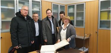 "Wir wollen für die Bürger noch mehr Daten zusammenfassen und zugänglich machen", so LR Massimo Bessone (3.v.r.) beim Gespräch mit Paolo Montagner, Alfred Vedovelli, Davide Gemmellaro und Maria Dietl. Foto:LPA